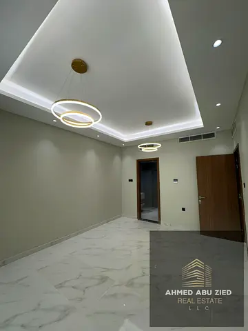 اشيك وافخم شقة اول ساكن تتكون من غرفتين نوم  منهم واحدة ماستر _صالة واسعة _مطبخ كبير_2 حمام _صيانة كاملة علي المالك طول فترة الايجار _قريب من الخدمات