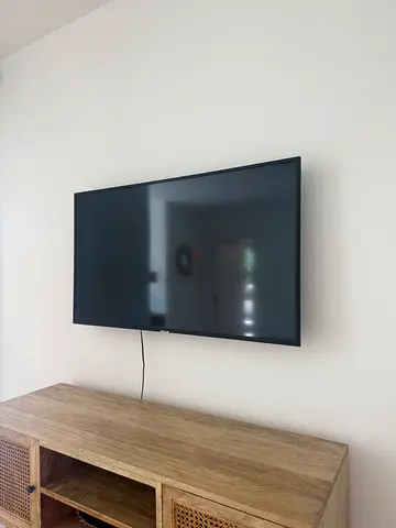 Samsung Crystal UHD 4K (Series 7/8) - 43 inch wall mounted TV - Good Condition