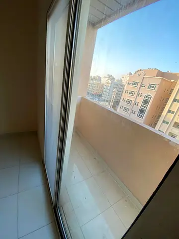 للإيجار في النباعة الشارقة غرفة وصالة بتكييف مركزي وبلكونة ومطبخ عملي وحمام موقع قريب من الخدمات والمواصلات الإيجار 26000 والدفع 4 أو 6 دفعات