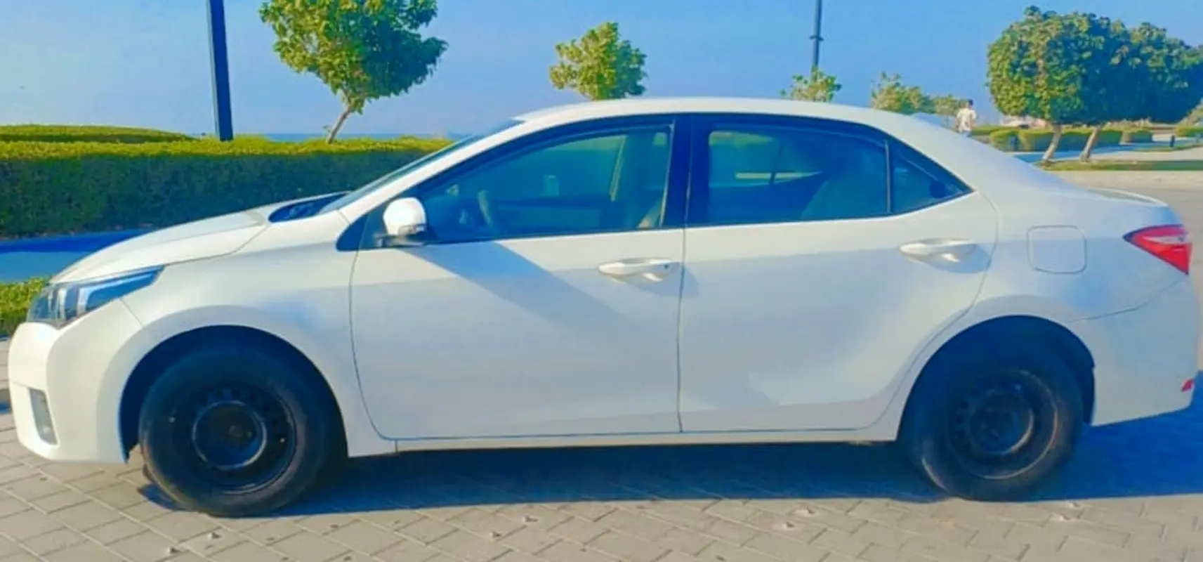Toyota Corolla 2014 — photo 1 of 8