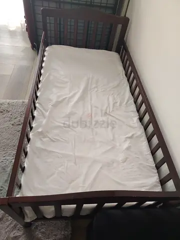 Wooden Baby Crib / Toddler Bed in Good Condition (Dark Brown)