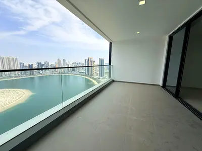 إطلالة بحرية مع تراسات واسعة • 5 حمامات • غرفة خادمة • عدد 2 موقف سيارات • تشطيبات فاخرة • داخل برج مميز