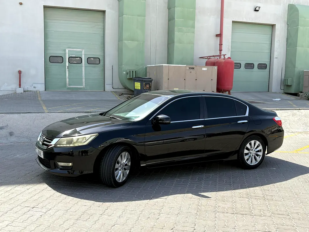 Honda Accord 2013 — photo 1 of 10