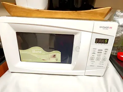 Daewoo White Countertop Microwave - Good Working Condition