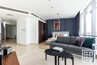 Large studio in Sky Gardens - bills included