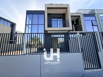 DISTRESS DEAL | DOUBLE HEIGHT | SINGLE ROW | FRONT OF POOL | NO AGENT