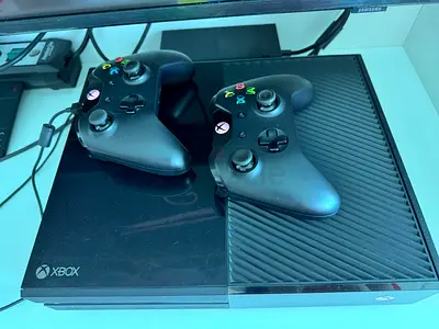 Xbox one with 2 controllers and 8 games