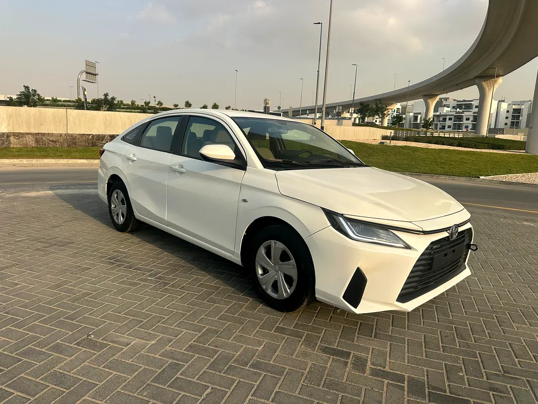 Toyota Yaris 2024 — photo 1 of 11
