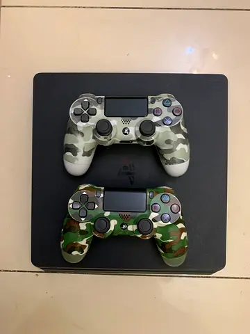 PS4 Slim – 2 Controllers + Charging Dock + Power Cable
