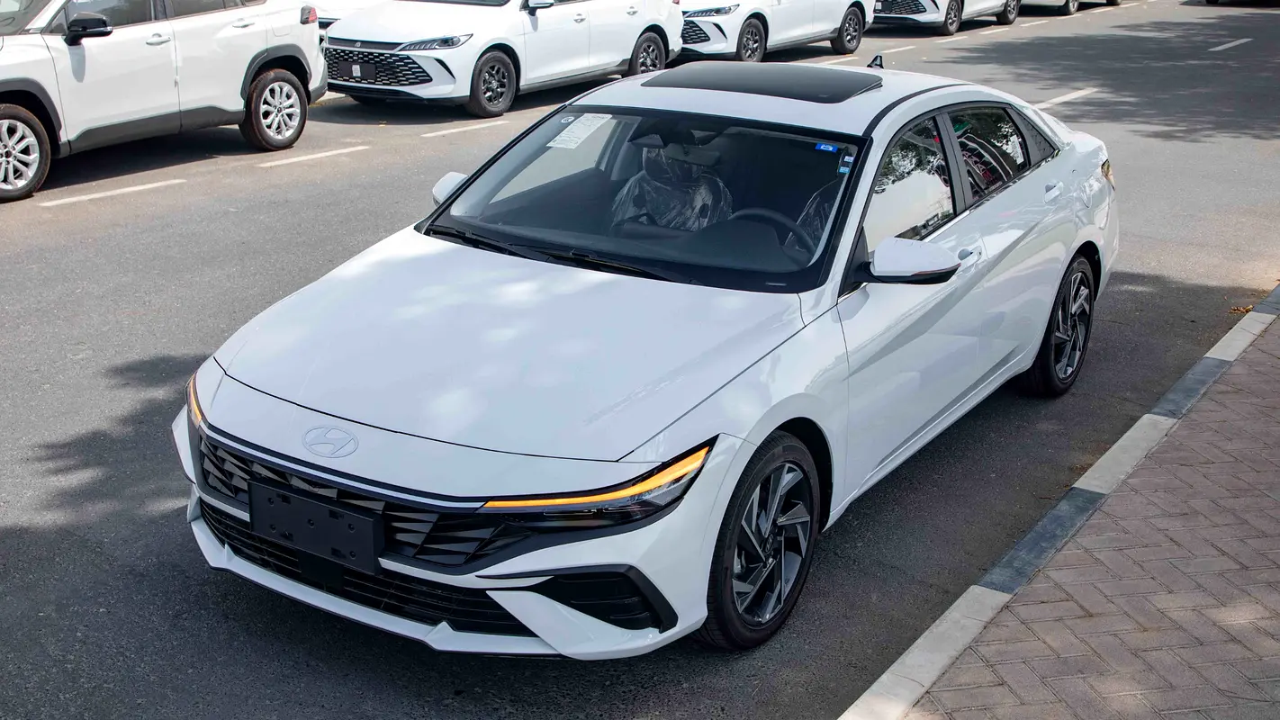 Hyundai Elantra 2025 — photo 1 of 20