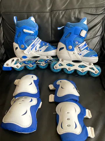 Kids Blue Adjustable Inline Roller Skates with protective Pads - used only once Size EU 31 to 34