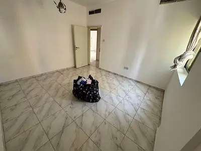 Shared lease for a large three-bedroom apartment with a living room and a master maid's room for an