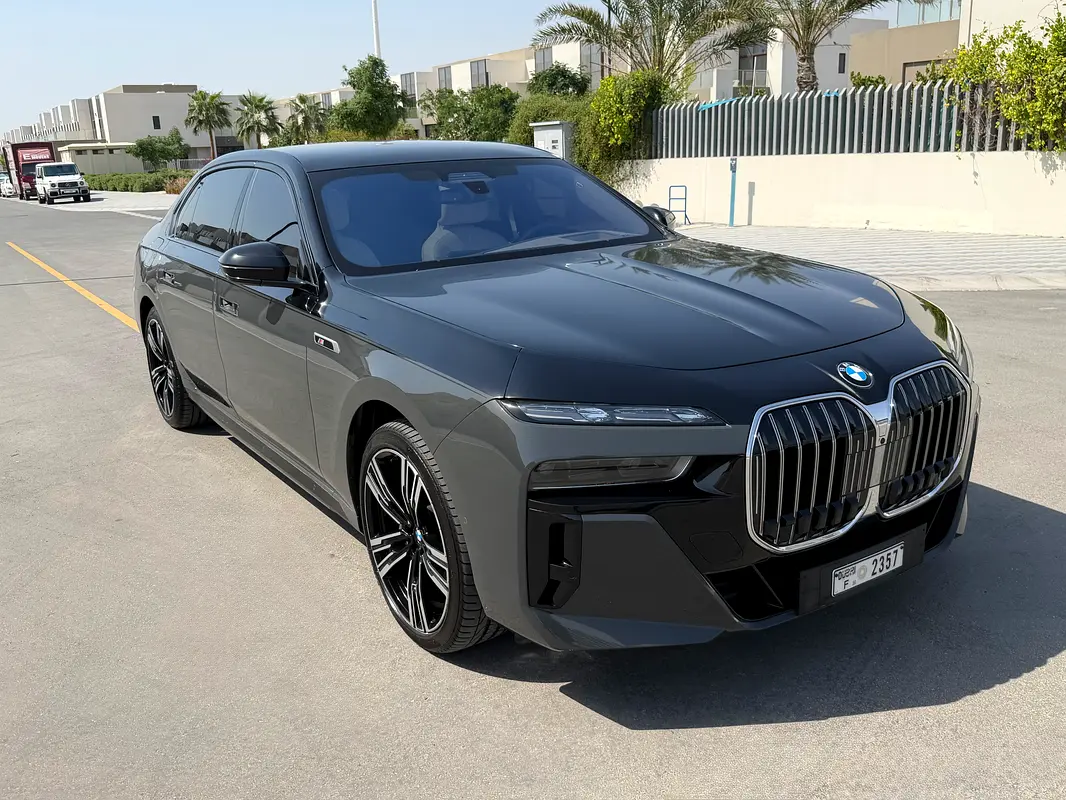 BMW 7-Series 2023 — photo 1 of 18