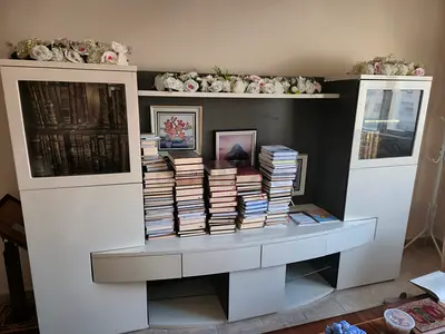 مكتبة مع خزائن و أدراج بدون الكتب و اللوحات