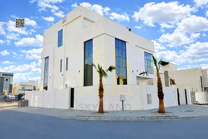 Luxury villa in a prime location, freehold ownership, water and electricity included, negotiable.