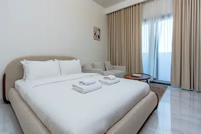 استوديو عصري مع شرفة ووسائل راحة فاخرة