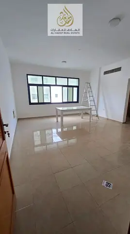 الايجارسنوي في عجمان منطقة الجرف 2 جنب الجامعه بجوارمدرسه الاقصي ومركزدلتا البنايه عائلات شقه غرفه وصاله بلكونة تكيف مركزي 2 حمام خزانات بالحوائط