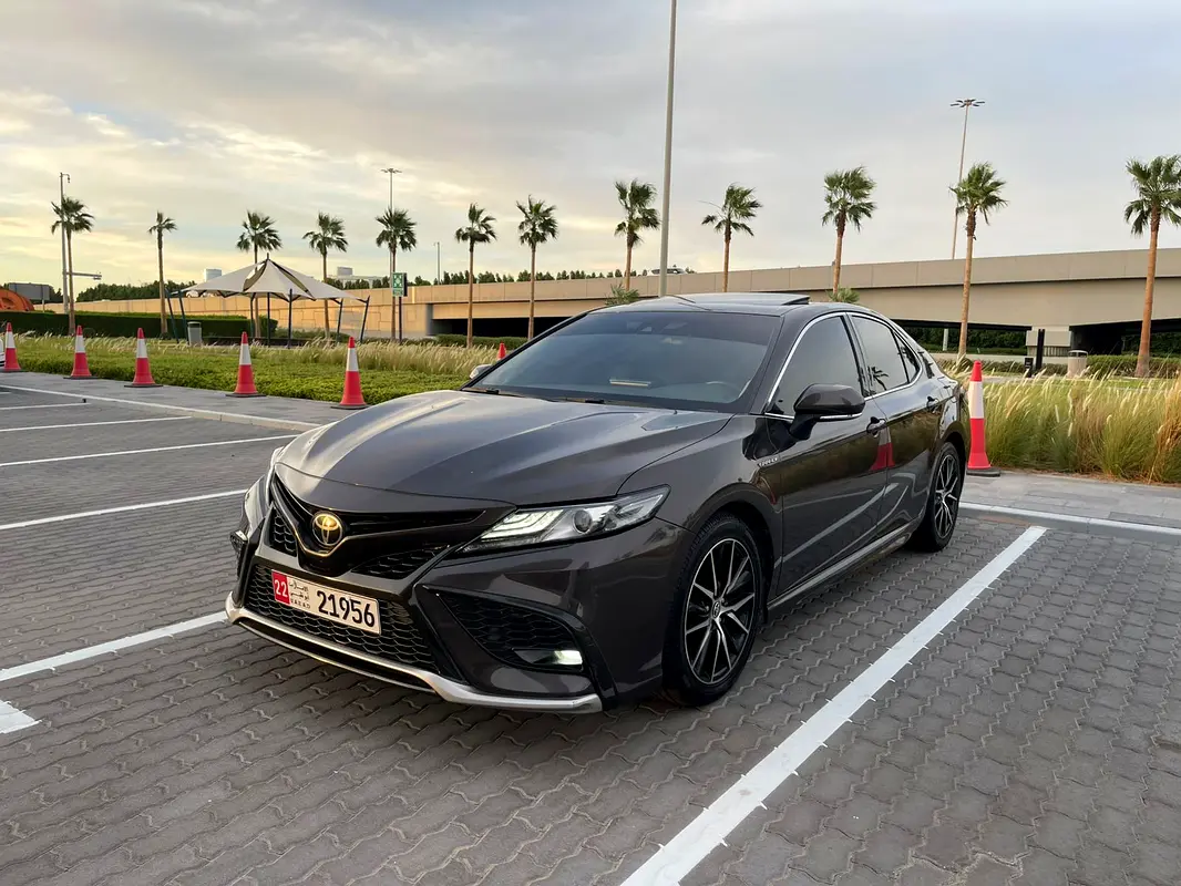 Toyota Camry 2022 — photo 1 of 20