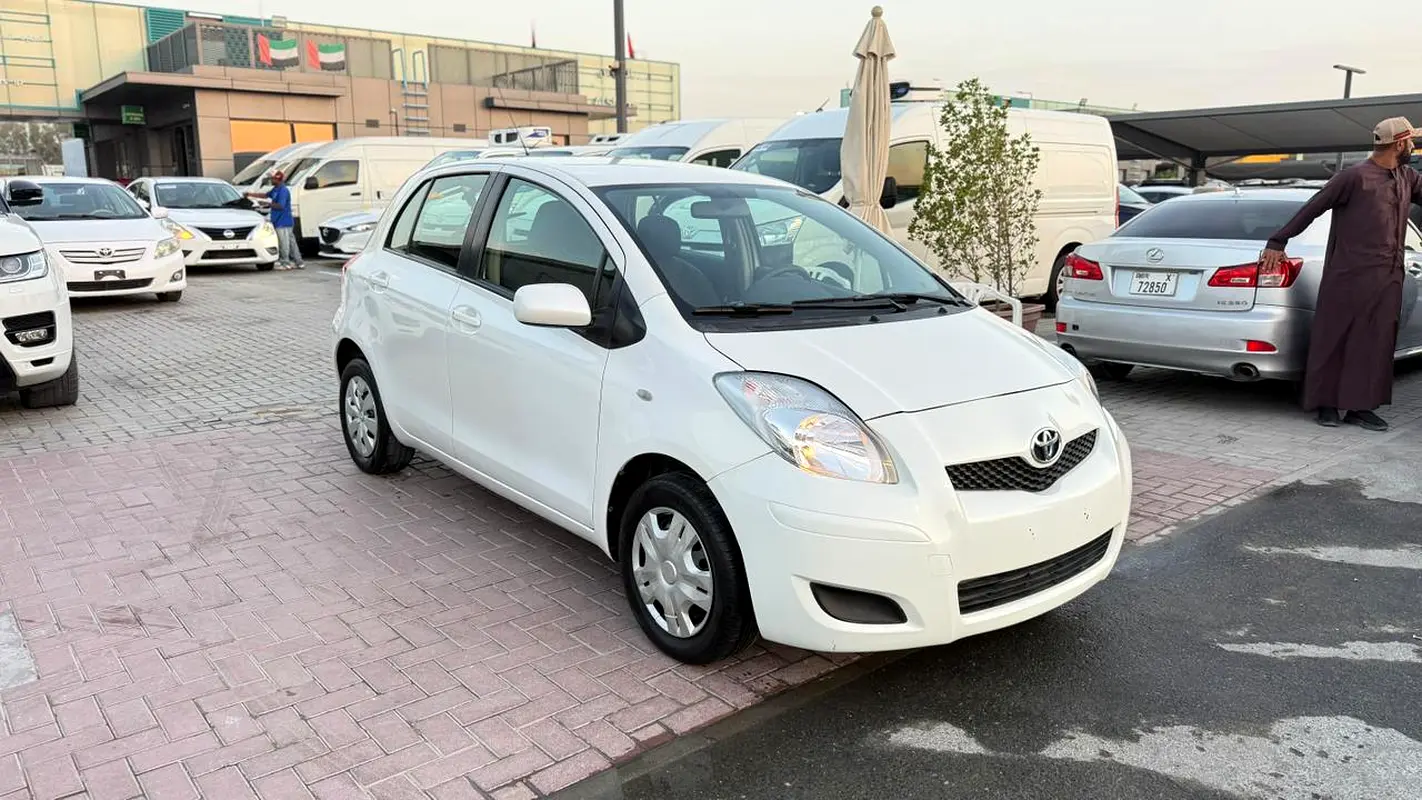 Toyota Yaris 2011 — photo 1 of 11