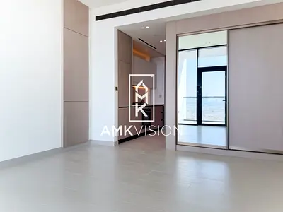 جديدة كلياً | مع بلكونة | مطبخ مجهز بالكامل | موقع ممتاز