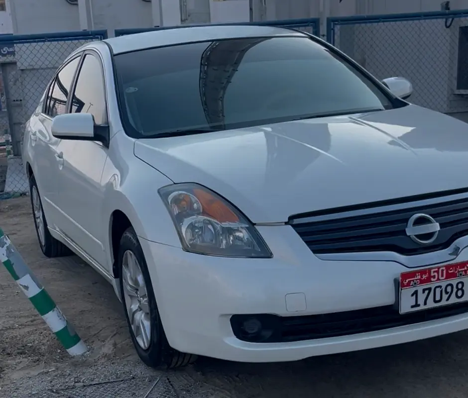 Nissan Altima 2009 — photo 1 of 4