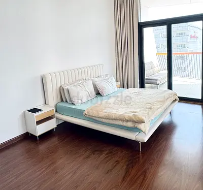King size bed with headboard with automatic lights and high quality mattress - great condition