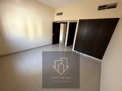خزائن بالحائط + التكييف المركزي + قريب من جميع المخارج والخدمات + اطلاله مفتوحه