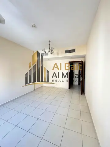 شقة مميزة للإيجار السنوي في منطقة المجاز 3 بسعر رائع 40,000 درهم فقط! تتميز الشقة بتصميم عملي ومريح
