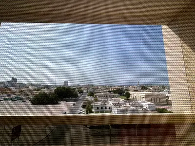 باركن مجانا لاجمل اطلالة مفتوحة لغرفتين وصالة ماستر  تاني ساكن في اجمل ابراج الشارقة شامل كل الخادمات مع مطبخ كبير بتشطيب حديث