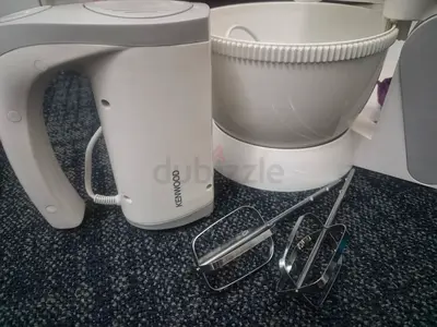 Kenwood electric mixer + cake decorating kit(complete with measuring cups)
