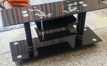 Black TV table - طاولة تلفاز سوداء