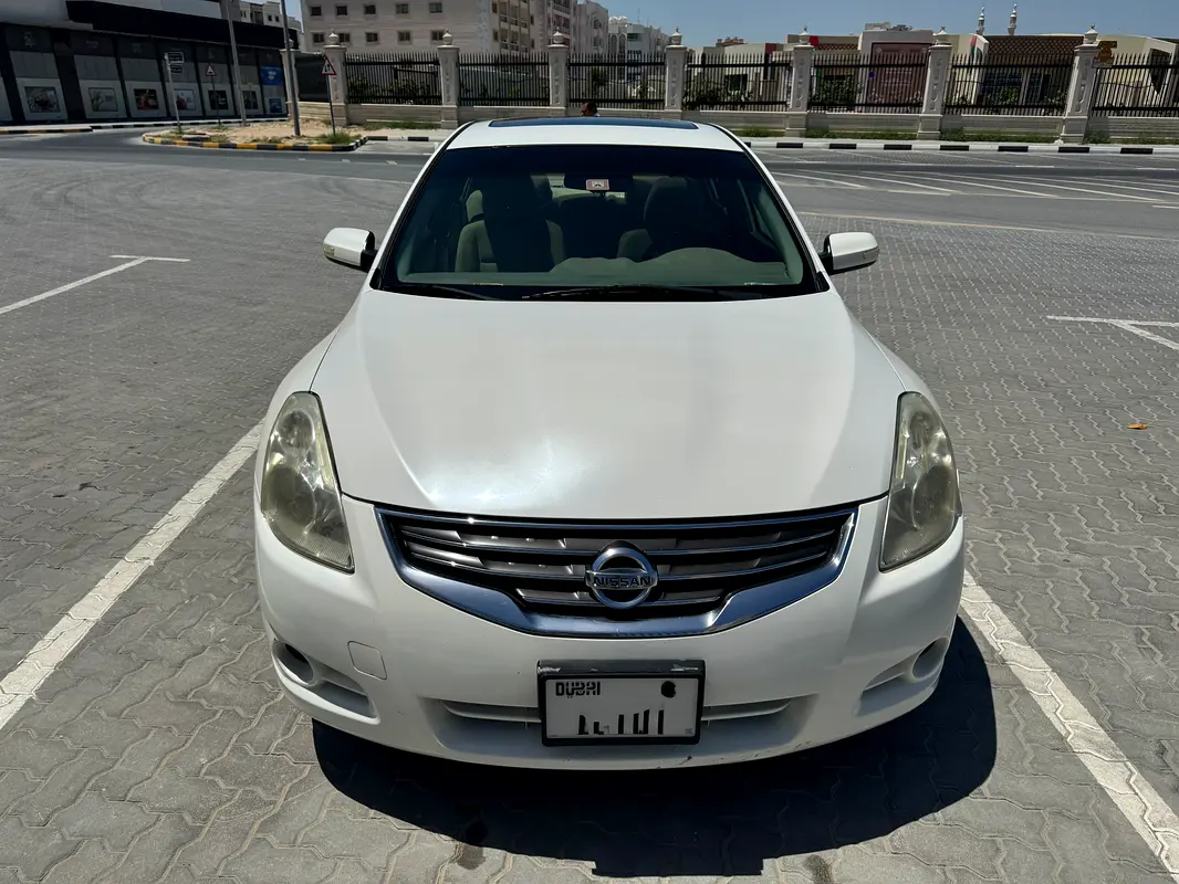 Nissan Altima 2010 — photo 1 of 10