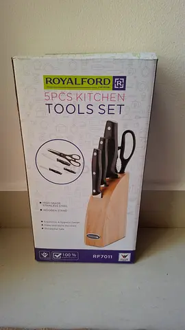 Kitchen knife set with scissor