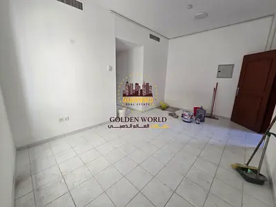 شقة غرفة وصالة للإيجار في المجاز 1 | إطلالة مميزة، حمام واحد، موقع حيوي قريب من كورنيش البحيرة وجميع الخدمات، بسعر 34,000 درهم سنويًا فقط.