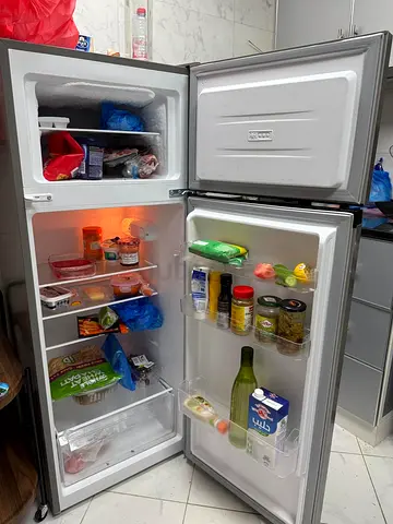 Geepas Refrigerator- Medium-sized 240L