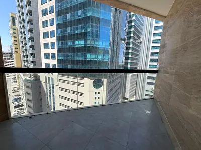 شقة غرفتين ماستر تصميم مريح، مع حمام مخصص للضيوف وباركن مجاني. موقع مميز مناسب للسكن العائلي والراحة.