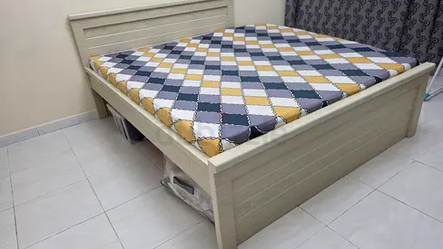 Sturdy Light Oak Finish Queen Bed Frame (Excellent Condition)