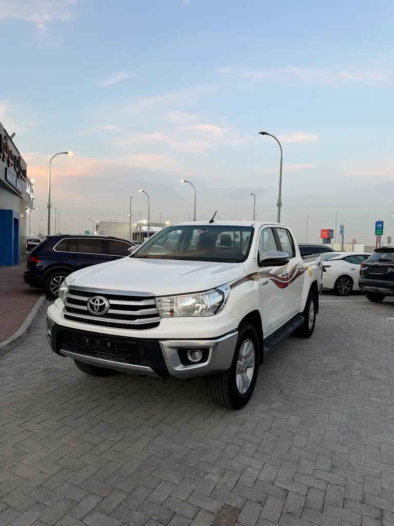 Toyota Hilux 2020 — photo 1 of 8