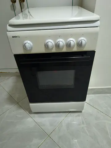 White Beko freestanding gas oven and hob - good working condition