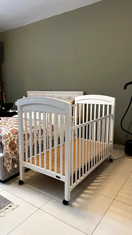 White Juniors Wooden Baby Crib (Good Condition)