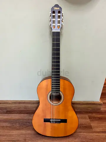 Valencia 6-string Classical Guitar with Carry Bag – Excellent Condition