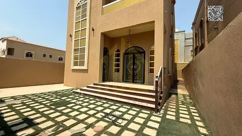 فيلا رائعة، تشمل الماء والكهرباء والتكييف، تتكون من 5 غرف نوم رئيسية مع خزائن ملابس مدمجة وسطح، معروضة للبيع الآن في منطقة راقية.