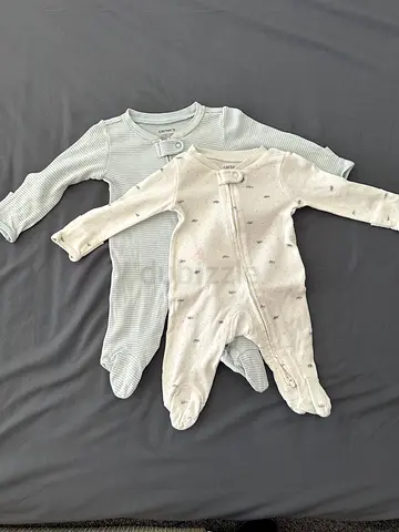 Two baby sleepsuits/onesies - double zipper carter‘s