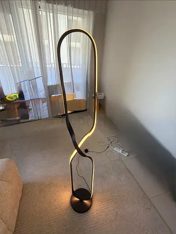 Modern Sculptural LED Floor Lamp — Black