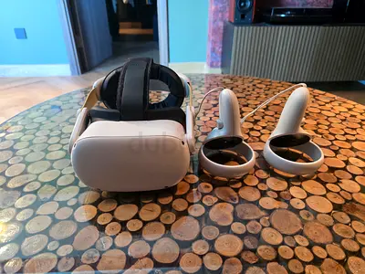 Meta Quest 2 (formerly Oculus) VR headset with controllers - good condition with Kiwi headstrap