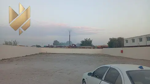 حوطة 20000 قدم مربع مجهزة بكهرباء 50 كيلو وات ومكاتب وحمام وغرف للايجار