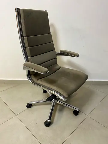 Office chair with armrests - ergonomic design