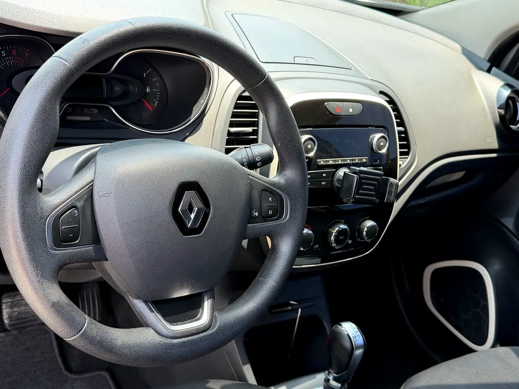 Renault Captur 2020 — photo 1 of 6