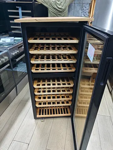Dual temperature wine fridge in excellent condition