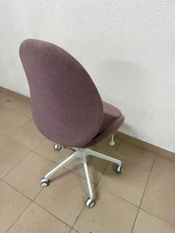 IKEA HATTEFJÄLL office chair with armrests and white base.